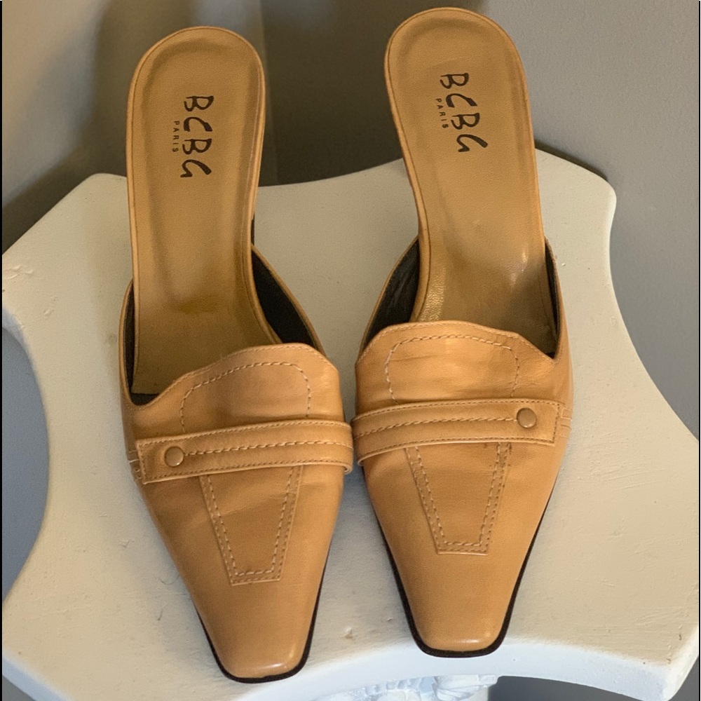 ⬇️BCBG Slide On
